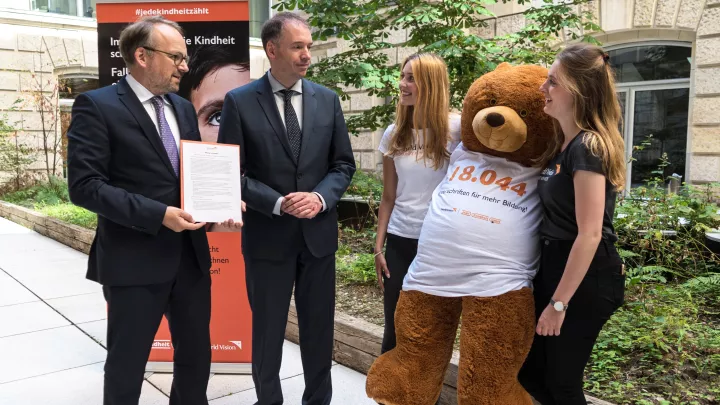 Petitionsübergabe im Reichstag