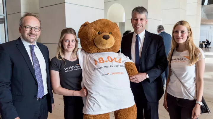 Die Petitionsübergabe erzeugt Aufmerksamkeit