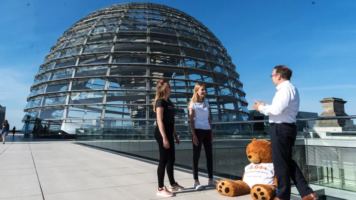 Chrsitoph Waffenschmidt und die Jugendbotschafterinnen in Reichstag