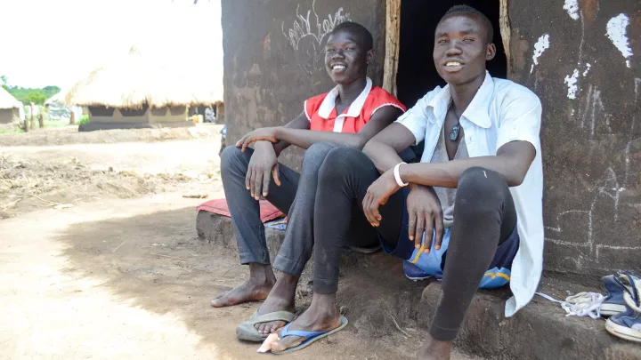 Die Zwillingsbrüder Simon und Isaac vor ihrer Hütte im Flüchtlingslager.