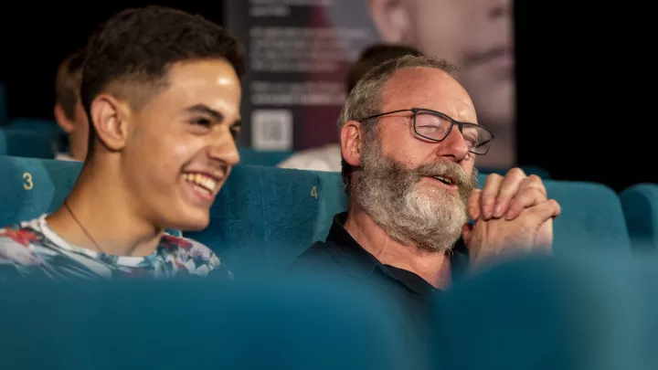 Liam und Hussam schauen zusammen Hussams Film