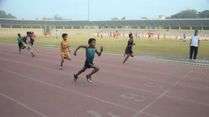 Ankit sprintet bei einem 100-Meter Rennen 