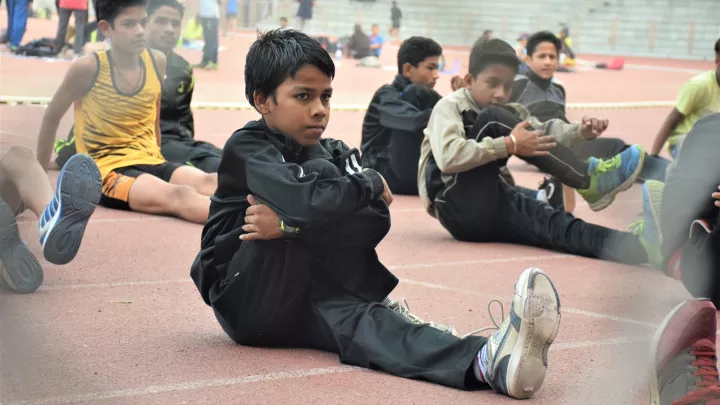 Die Kinder des örtlichen Kinderzentrums wärmen sich auf