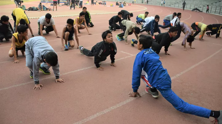 Ankit und seine Freunde wärmen sich auf