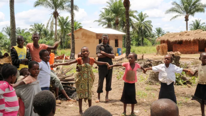Kinder tanzen in einem World Vision Kinderschutz-Zentrum im Kongo.