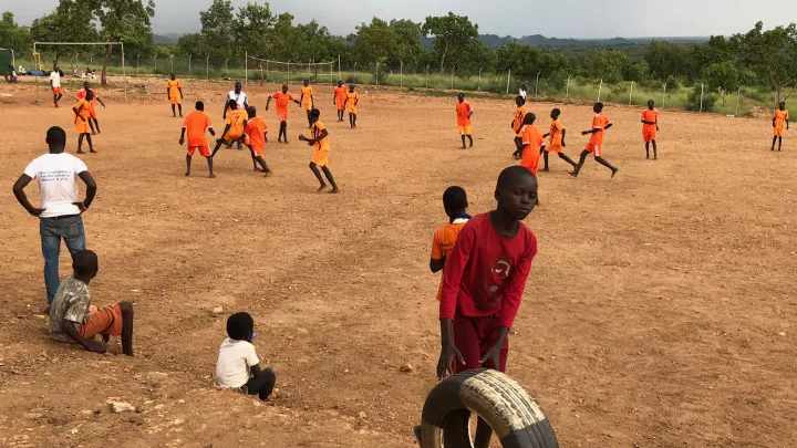 Wolfgang Niedecken besucht ein Child friendly space in Uganda