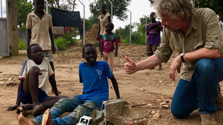 Wolfgang Niedecken besucht ein Child friendly space in Uganda