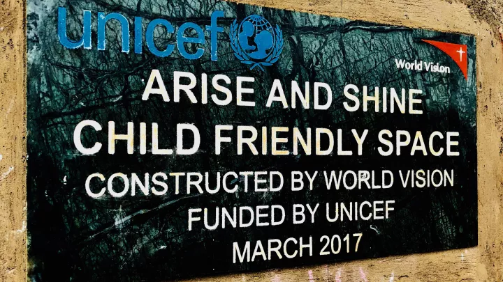 Wolfgang Niedecken besucht ein Child friendly space in Uganda