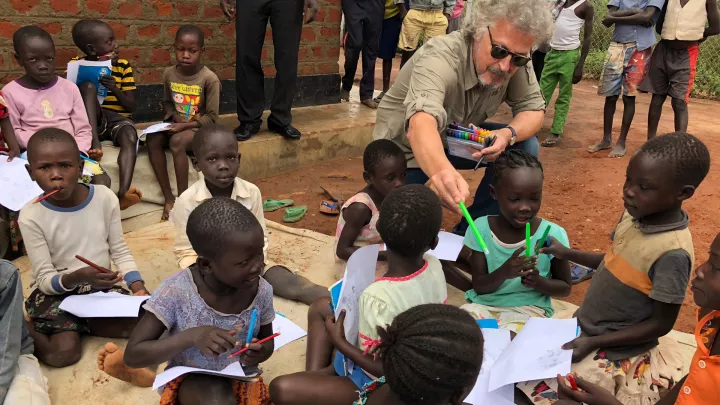 Wolfgang Niedecken besucht ein Malkurs, der im child friendly space angeboten wird.