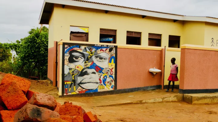 Wolfgang Niedecken besucht ein Malkurs, der im child friendly space angeboten wird.