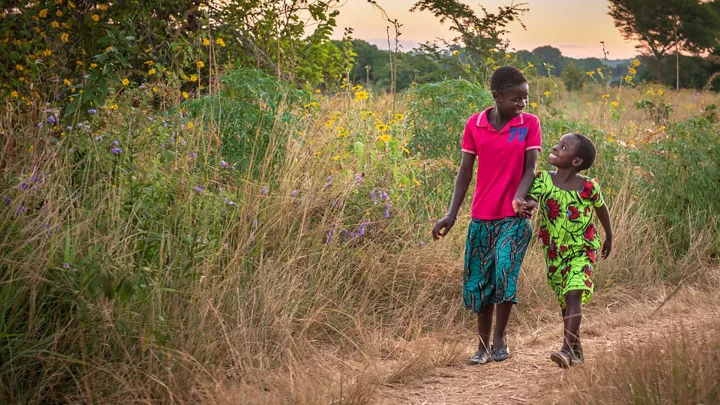 Brendah und Debby gehen spazieren
