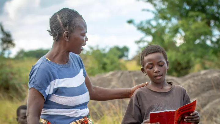 Jenara hilft Lightwell beim Lesenlernen.