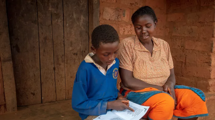 Lightwell liest seiner Mutter vor.