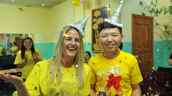 Vicki Sorg von PM-International mit einem der Geburtstagskinder