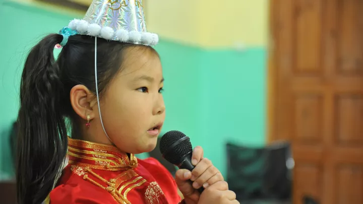 Mädchen in der Mongolei führt durch das Programm