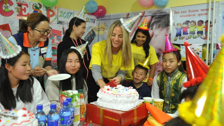 Vicki Sorg von PM-International verteilt Geburtstagskuchen an die Kinder.