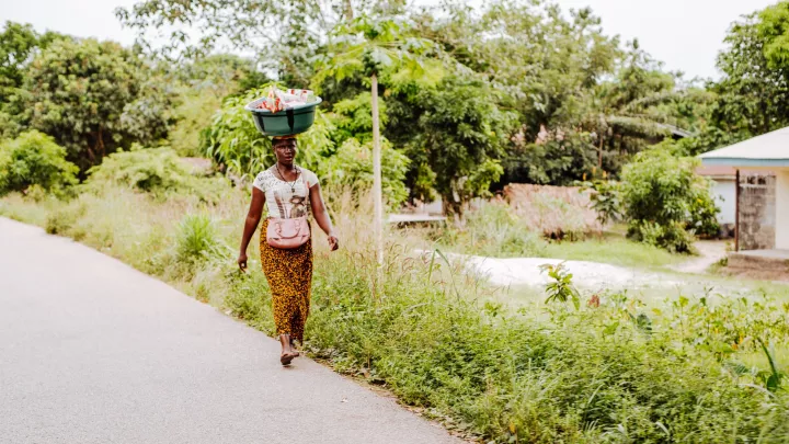 Frau mit Kopflast in Sierra Leone