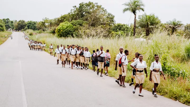 Kinder auf dem Schulweg in Sierra Leone