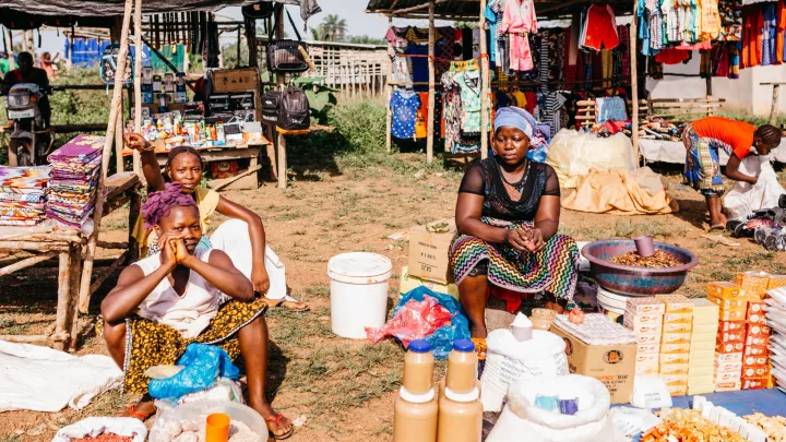 Waren auf einem Markt in Sierra Leone