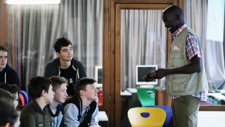 Angelo spricht mit Schülern