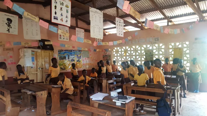 Ein geschmückter Klassenraum in einer Grundschule in Krachi East