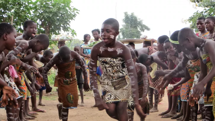 Begrüßungstanz mit Kindern in Krachi East- Ghana