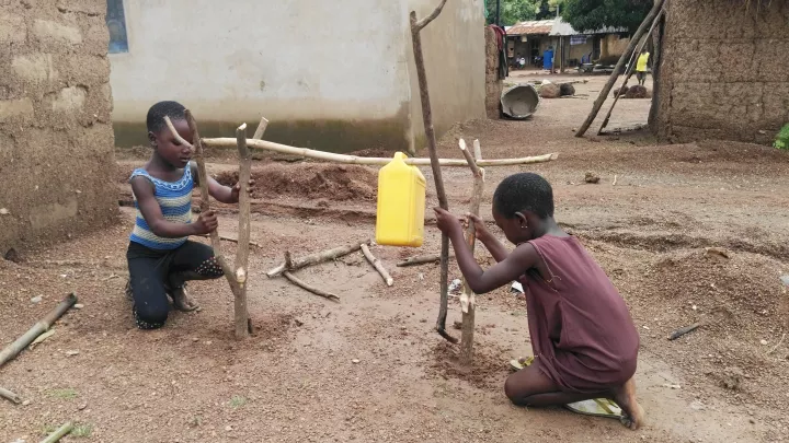 Kinder bauen eine einfache Vorrichtung zum Hände-Waschen auf