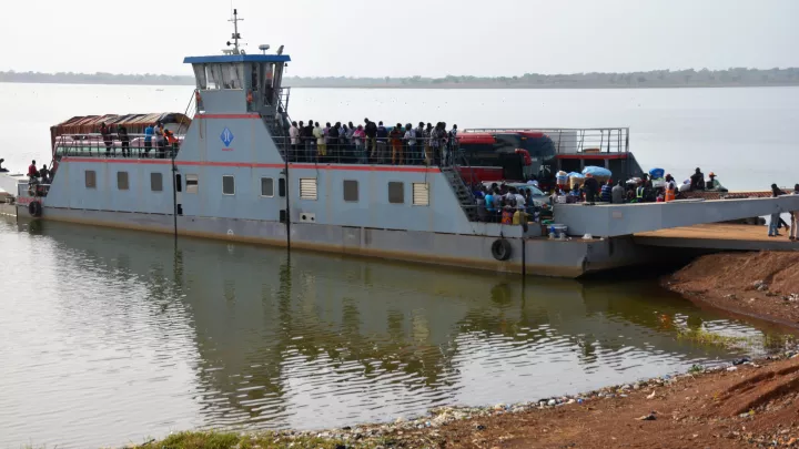 Fähre am Volta-Stausee in Ghana