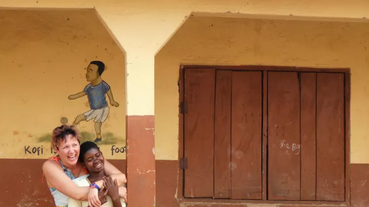 Nicole Mang beim zweiten Besuch ihres World Vision-Patenkindes Judith in Ghana