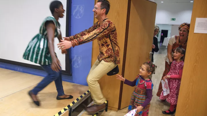 Beim World Vision-Patentreffen sieht Patenkind Judith aus Ghana überraschend ihre deutschen Paten