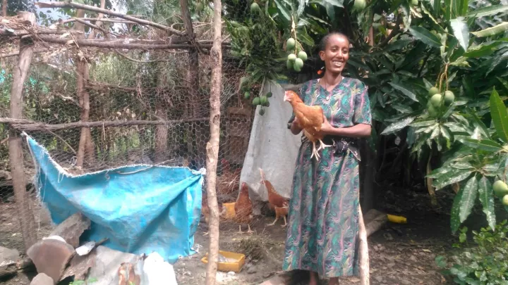 Frau mit Huhn in Äthiopien