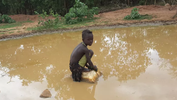 Kind in Äthiopien mit schmutzigem Wasser