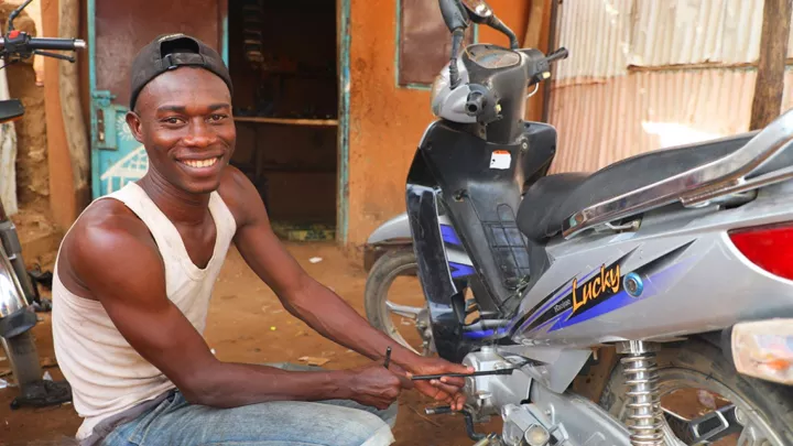 Adamou repariert durchschnittlich vier Motorräder pro Tag.