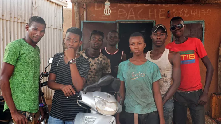 Die Kollegen aus den benachbarten Werkstätten helfen sich gegenseitig aus.