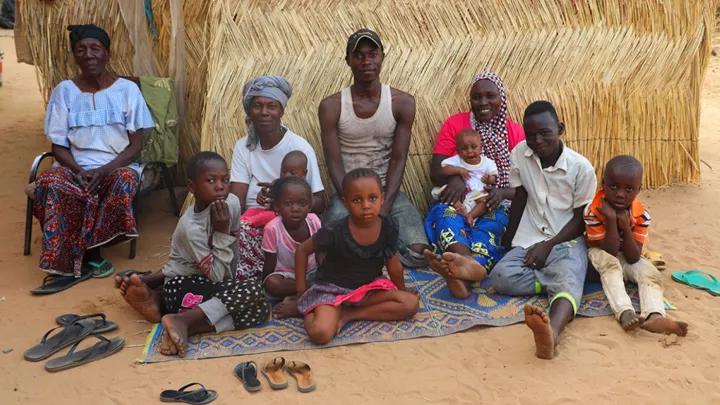 Adamou unterstützt seine Familie finanziell, denn seine Mutter bedeutet alles für ihn.