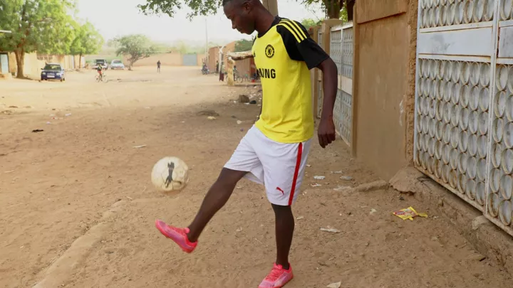 Adamou spielt Fußball