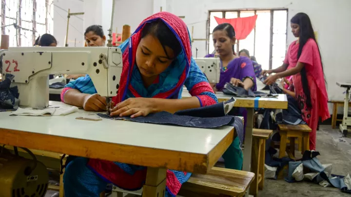 Kinderarbeiterin Bithi an ihrem Arbeitsplatz, der Nähmaschine
