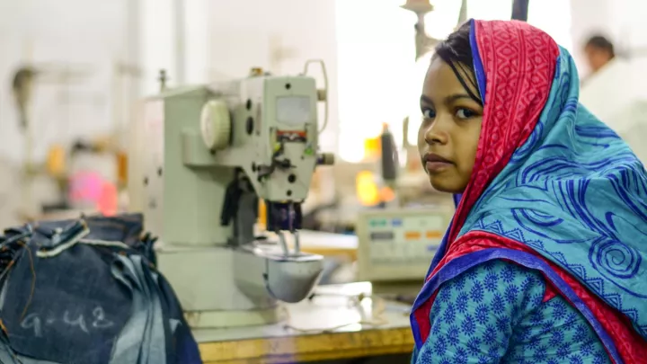 Bithi aus Bangladesch arbeitet in deiner Textilfabrik