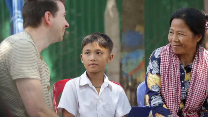 Pate und Musiker Jon Bauer spielt für sein Patenkind in Kambodscha