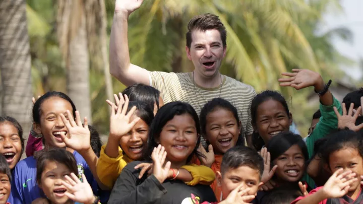 Jon Bauer mit Kindern in Kambodscha