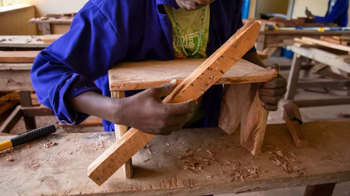 Ein Junge übt die Herstellung eines Stuhls im Südsudan