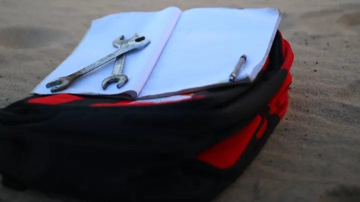 Schultasche und Werkzeug