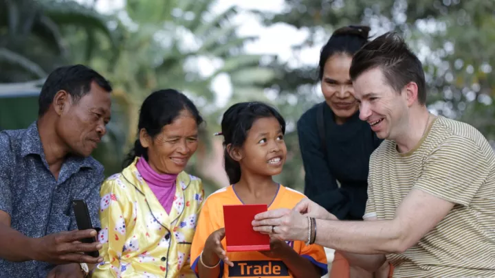 Pate Jon Bauer mit seinem Patenkind in Kambodscha