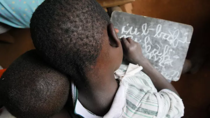Kinder lesen gemeinsam in Burundi