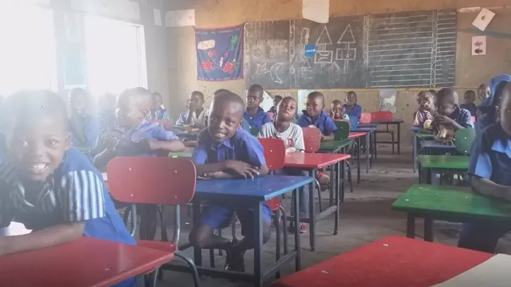 Kinder in ihren neuen Klassenräumen