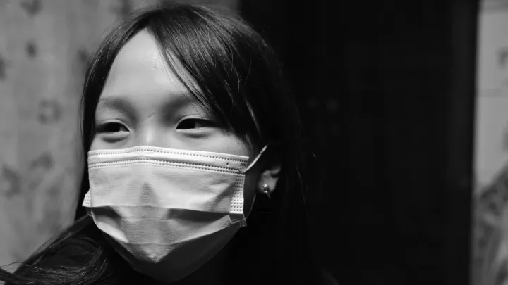 Mädchen aus der Mongolei mit Maske