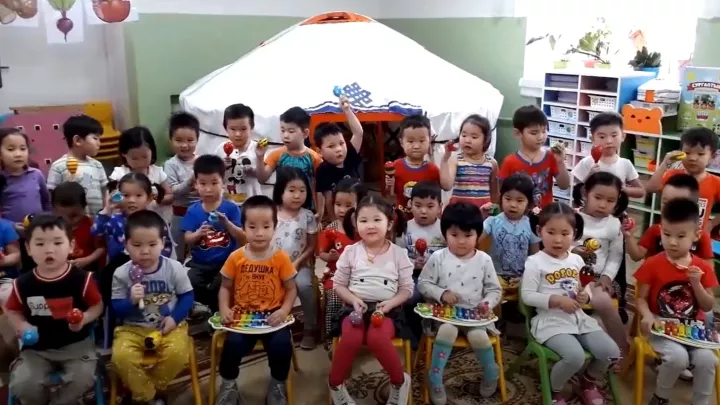 Die Kinder singen ein Abschiedslied 