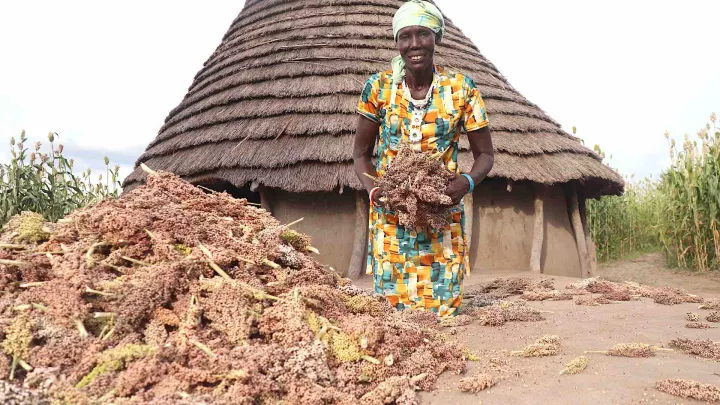 Akechs Engagement macht den Unterschied: Es  gibt mehr und bessere Nahrung für ihre Familie und ihre Gemeinschaft