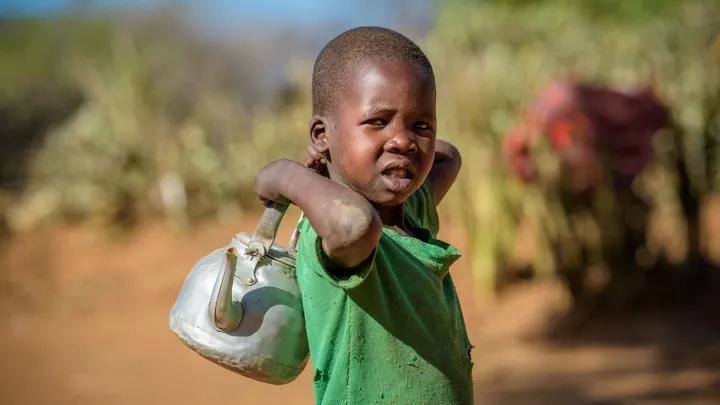 Cheru und ihr tägliches Wasserholen