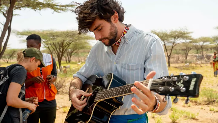 Alvaro Soler World Vision Ambassador besucht eine Schule und ein Krankenhaus in Kenia
